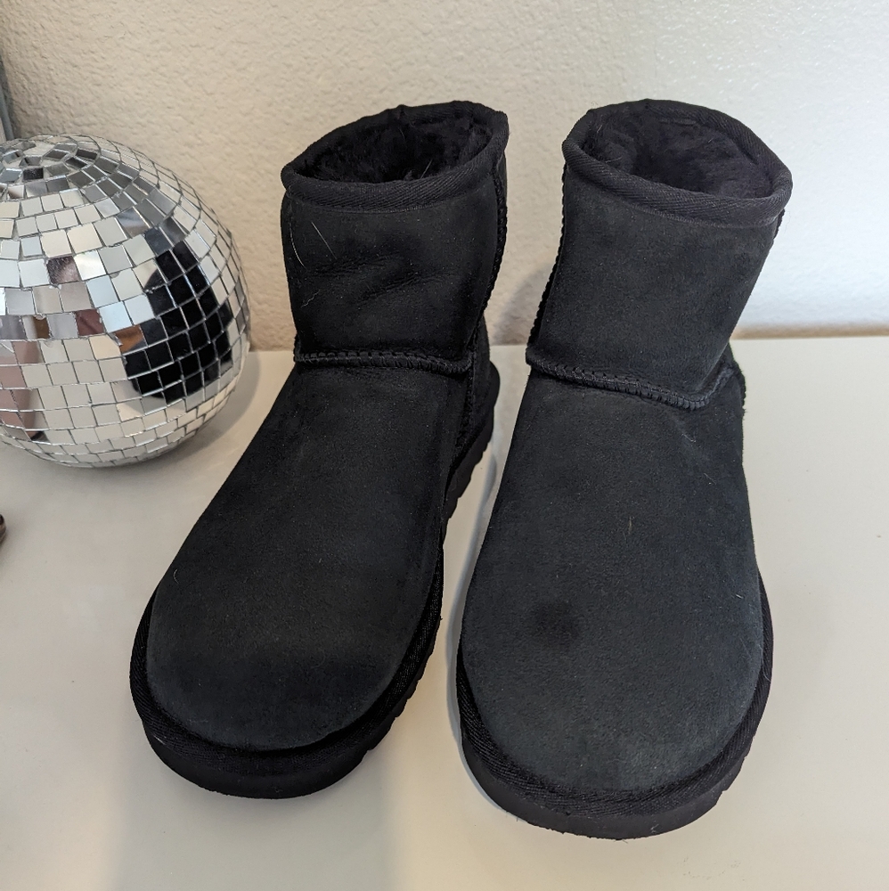 UGG Women's Classic Mini Boot Non-slip Winter Black Size W8 - Picture 3 of 8